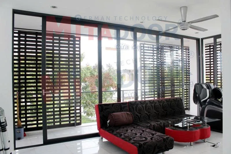 Cửa ST95 với 2 ray v&agrave; khung ray d&agrave;y, vận h&agrave;nh &ecirc;m &aacute;i