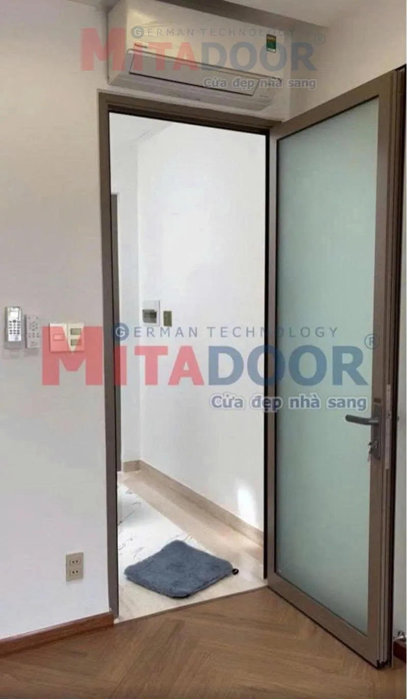 Cửa nh&ocirc;m k&iacute;nh 1 c&aacute;nh Mitadoor thẩm mỹ, tiện nghi, th&iacute;ch hợp lắp đặt cho cửa ph&ograve;ng ngủ, cửa nh&agrave; vệ sinh