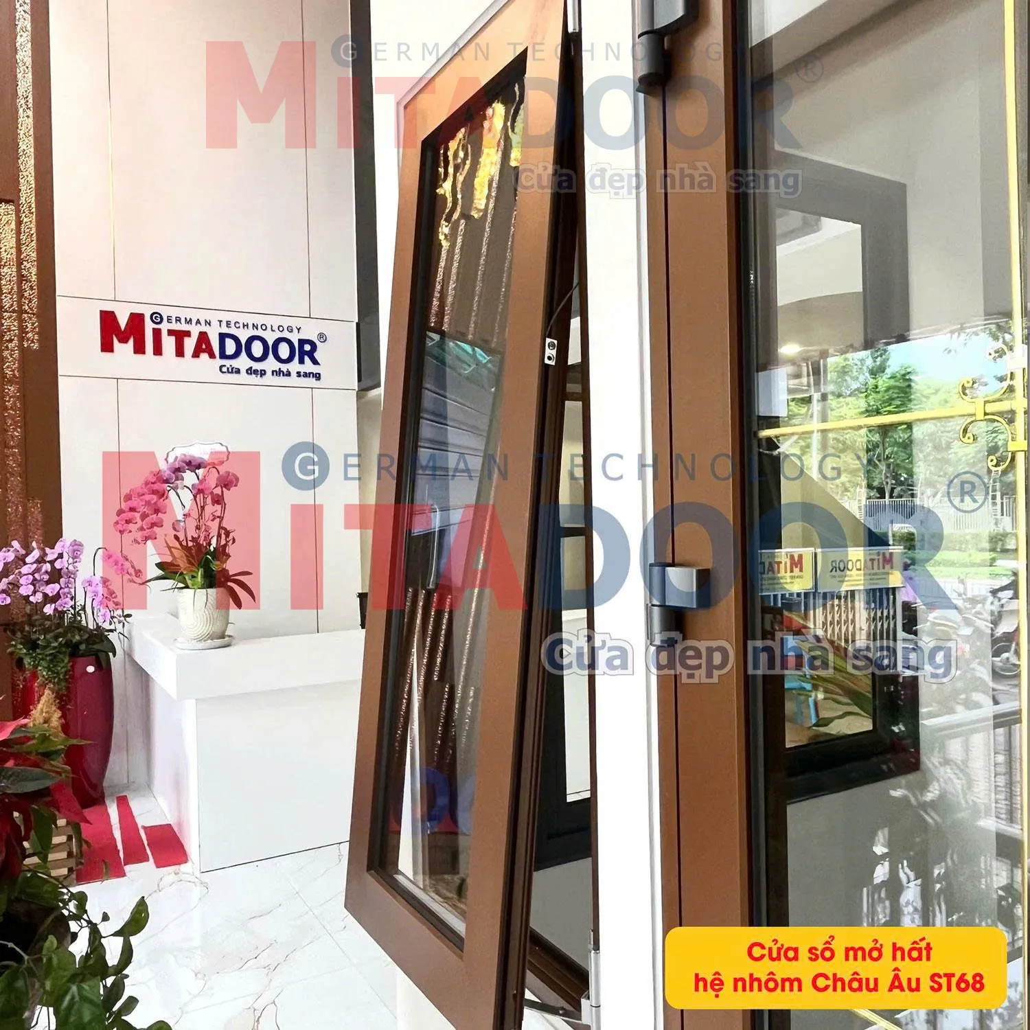Cửa sổ mở hất hệ nh&ocirc;m Ch&acirc;u &Acirc;u ST 68 Mitadoor thiết kế tiện nghi, gi&uacute;p lấy gi&oacute; hiệu quả v&agrave; kh&ocirc;ng bị nước mưa tạt v&agrave;o trong