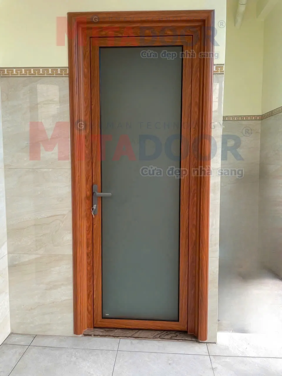 Cửa nh&ocirc;m k&iacute;nh 1 c&aacute;nh Mitadoor sử dụng hệ phụ kiện đồng bộ gi&uacute;p cửa vận h&agrave;nh ổn định, &ecirc;m &aacute;i