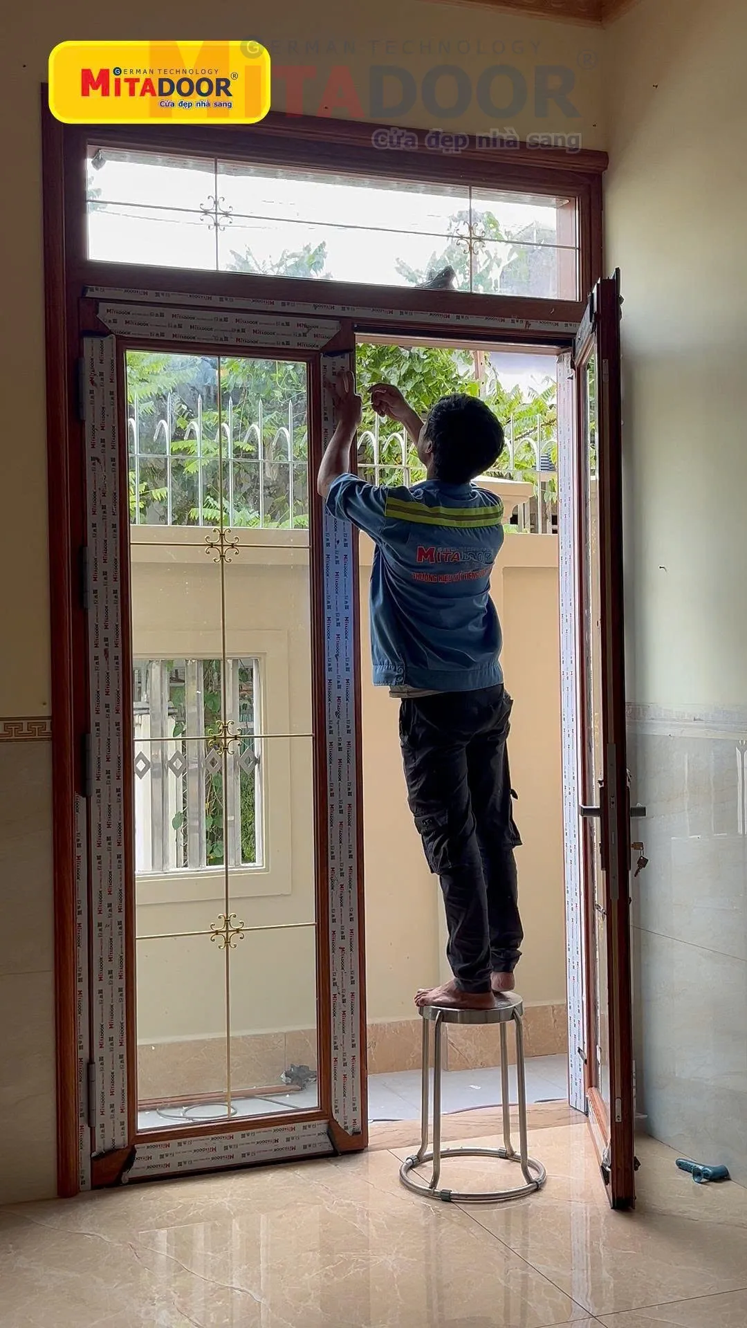 Thợ Mitadoor đang lắp cửa tại c&ocirc;ng tr&igrave;nh
