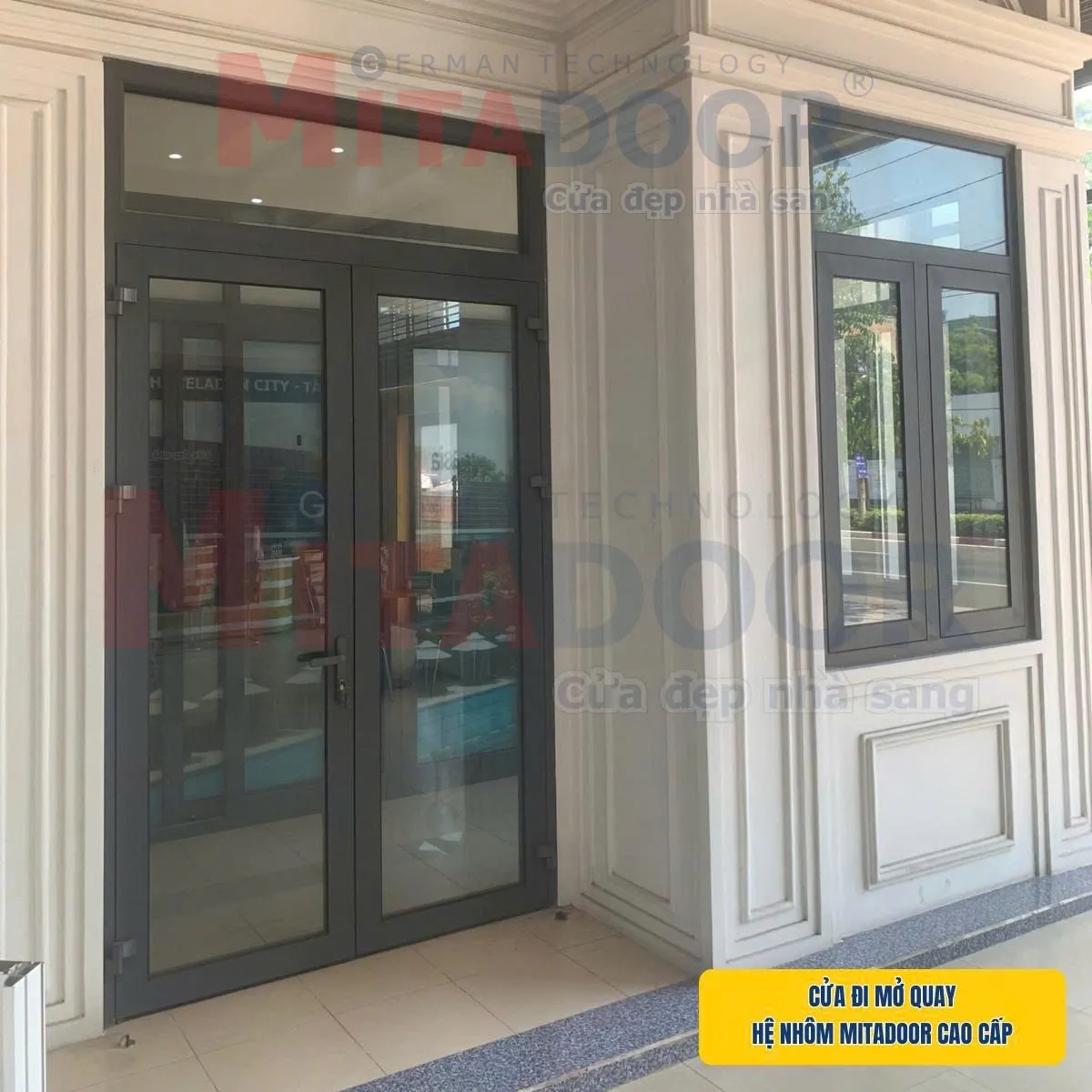 Cửa đi mở quay 2 c&aacute;nh Mitadoor cao cấp sở hữu thiết kế tinh gọn, sang trọng v&agrave; vững chắc