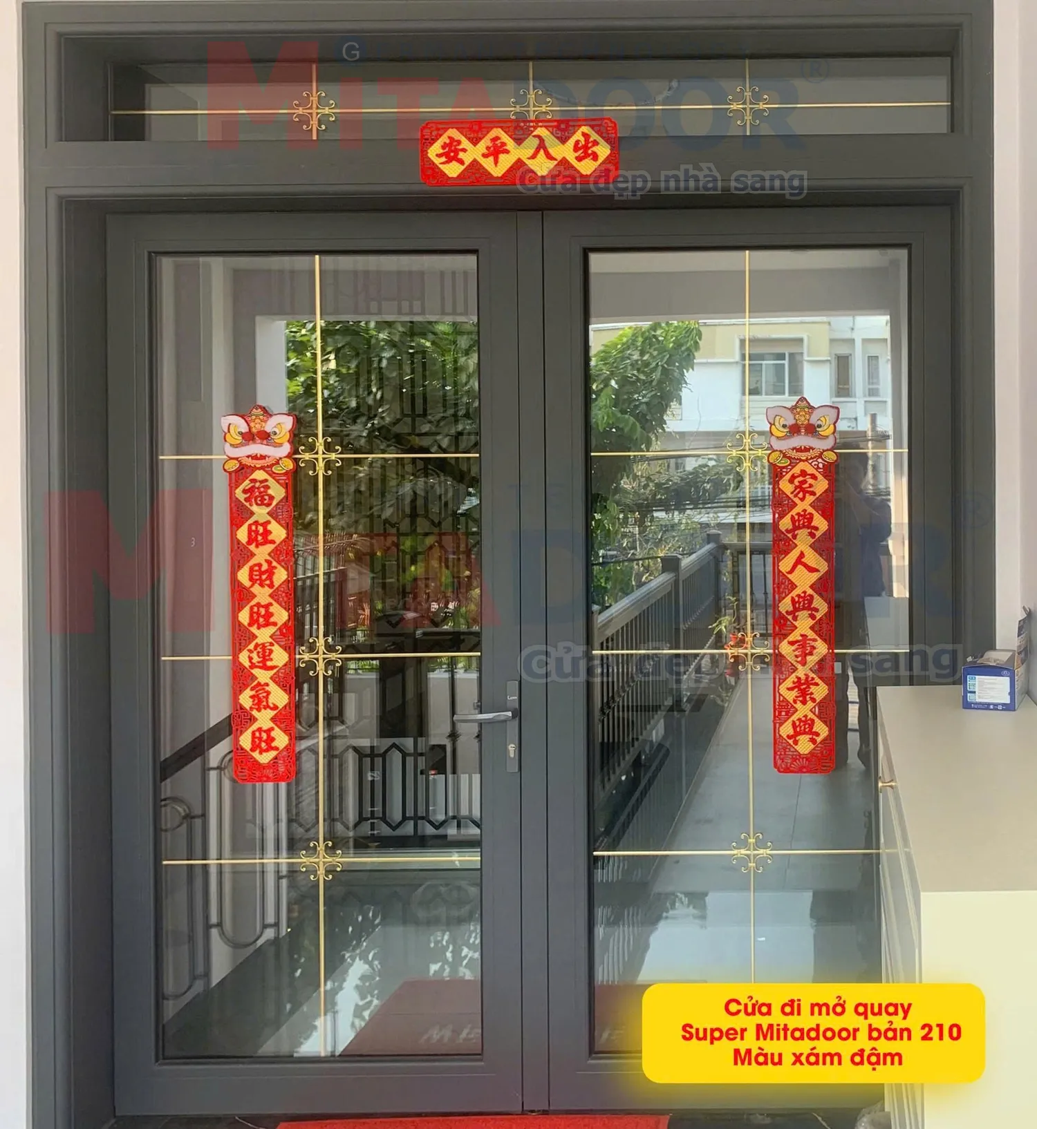 Cửa đi mở quay Super Mitadoor bản 210 sang trọng, vững chắc