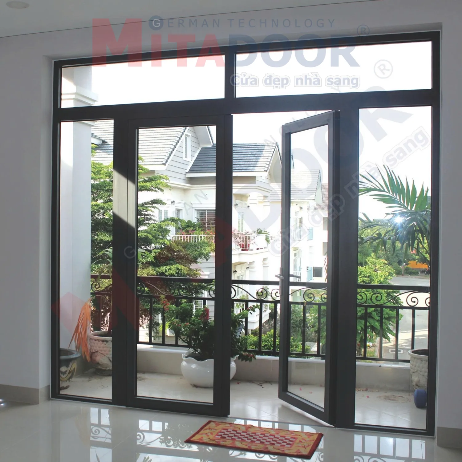 Cửa nh&ocirc;m k&iacute;nh 4 c&aacute;nh mở quay thẩm mỹ, được nhiều chủ đầu tư lựa chọn hiện nay