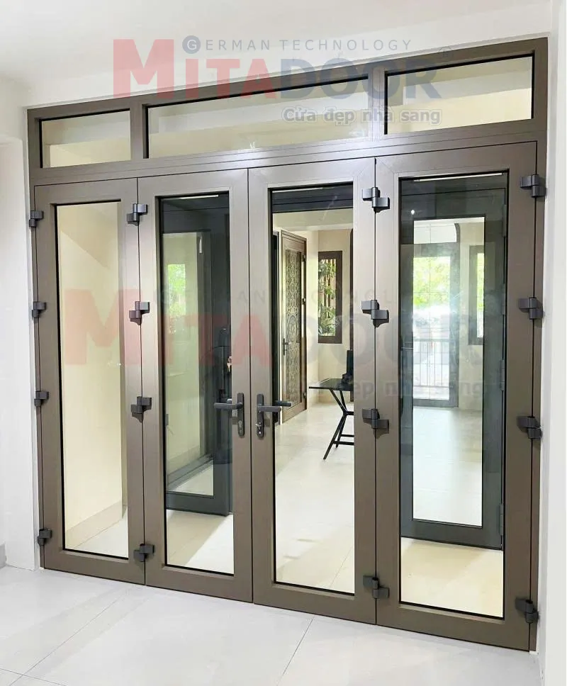 Cửa đi mở quay hệ nh&ocirc;m Ch&acirc;u &Acirc;u ST68 Mitadoor sang trọng, c&oacute; thiết kế th&ocirc;ng số profile phong thủy đẹp