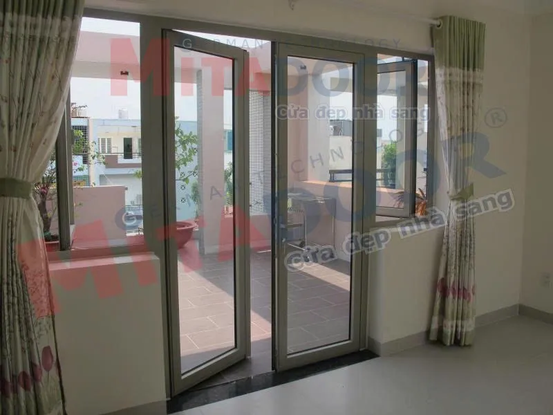 Hệ cửa đi kết hợp cửa sổ nh&ocirc;m k&iacute;nh ban c&ocirc;ng Mitadoor cao cấp đ&oacute;ng/mở nhẹ nh&agrave;ng, linh hoạt