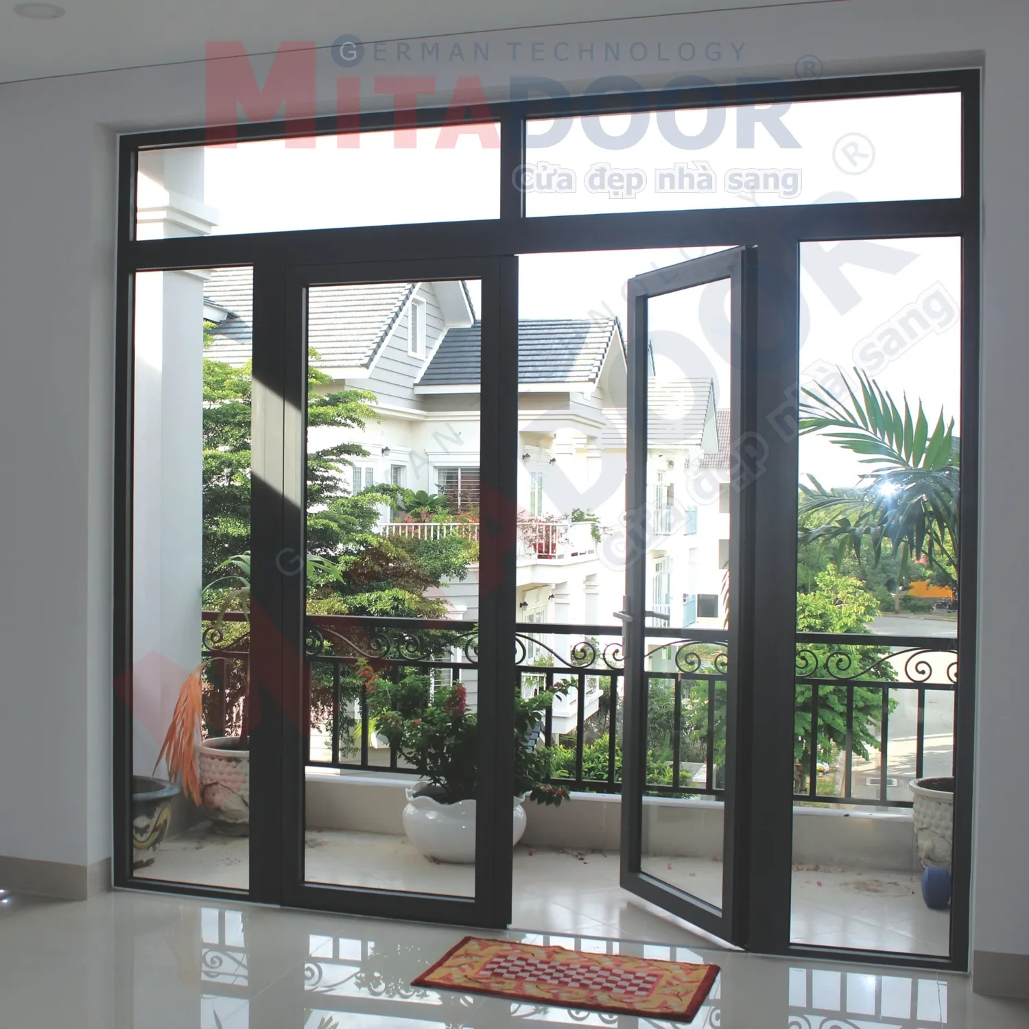 Cửa đi nh&ocirc;m k&iacute;nh mở quay d&agrave;nh cho ban c&ocirc;ng vận h&agrave;nh &ecirc;m &aacute;i, c&aacute;ch &acirc;m v&agrave; c&aacute;ch nhiệt hiệu quả