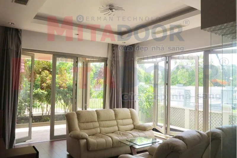 Cửa đi ban c&ocirc;ng xếp trượt Mitadoor tối ưu cho kh&ocirc;ng gian mở