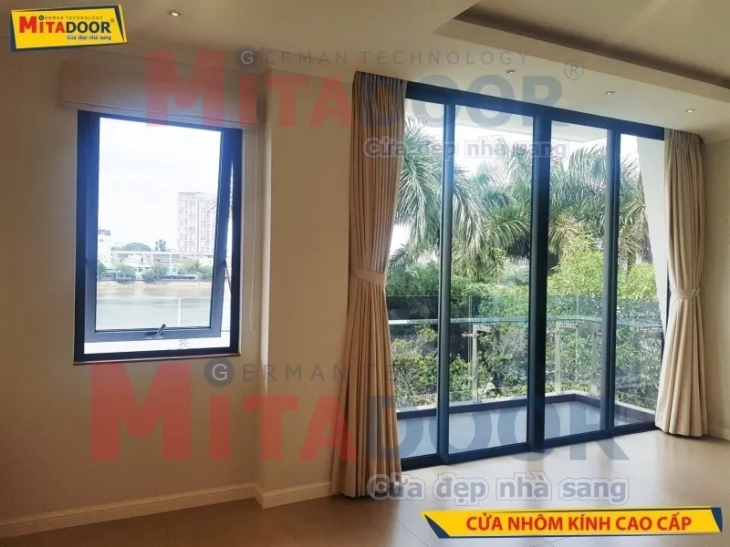 Cửa nh&ocirc;m k&iacute;nh cao cấp d&agrave;nh cho ban c&ocirc;ng, mang lại cảm gi&aacute;c th&ocirc;ng tho&aacute;ng, c&oacute; thể kết hợp với r&egrave;m cửa để điều tiết &aacute;nh s&aacute;ng