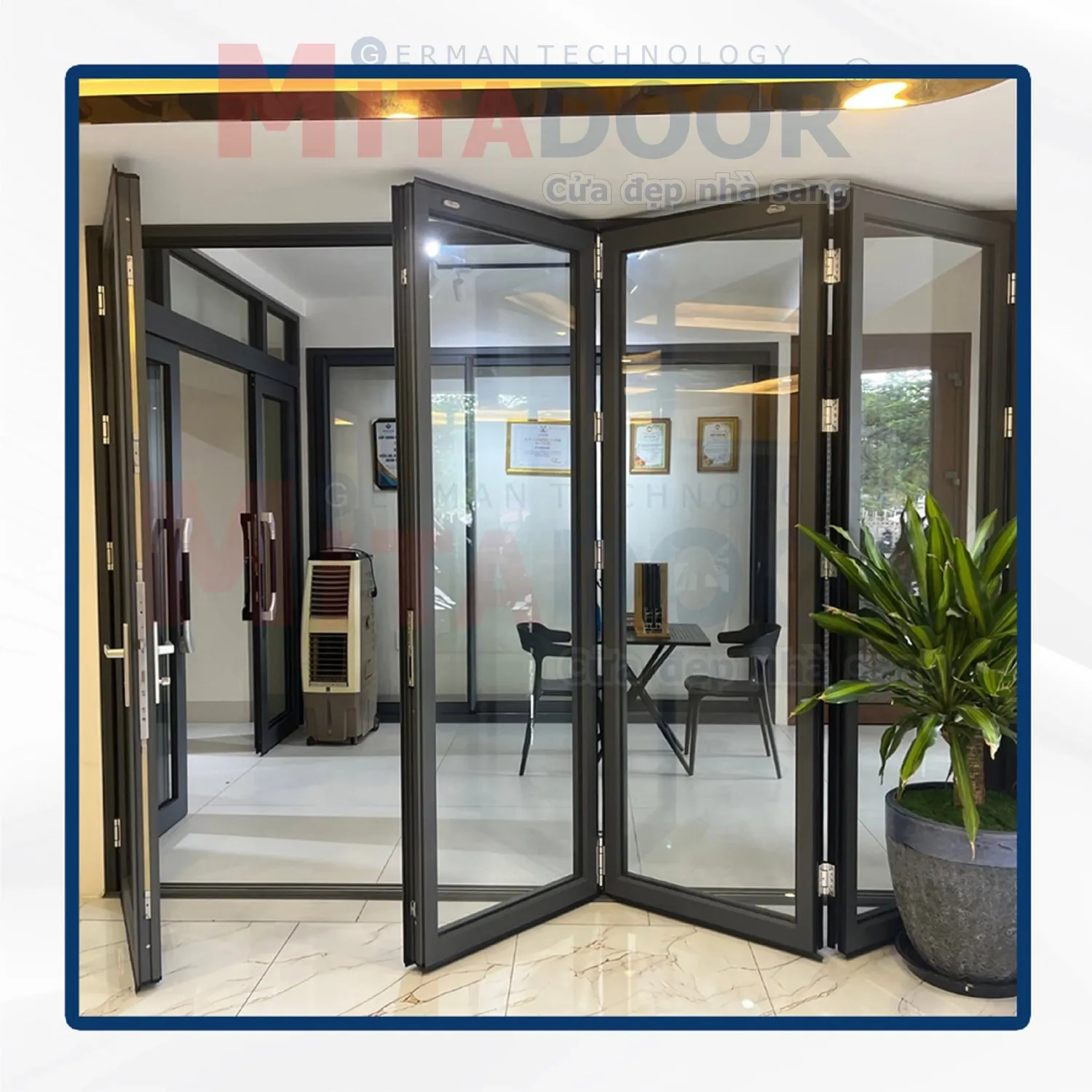 Cửa nh&ocirc;m k&iacute;nh xếp trượt Mitadoor được t&iacute;ch hợp đồng thời 2 t&iacute;nh năng xếp v&agrave; trượt, gia chủ c&oacute; thể xếp gọn về một ph&iacute;a hoặc mở tự do to&agrave;n bộ lối đi