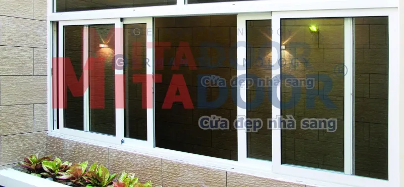 Cửa sổ mở l&ugrave;a hệ nh&ocirc;m Mitadoor cao cấp sang trọng, vận h&agrave;nh &ecirc;m &aacute;i