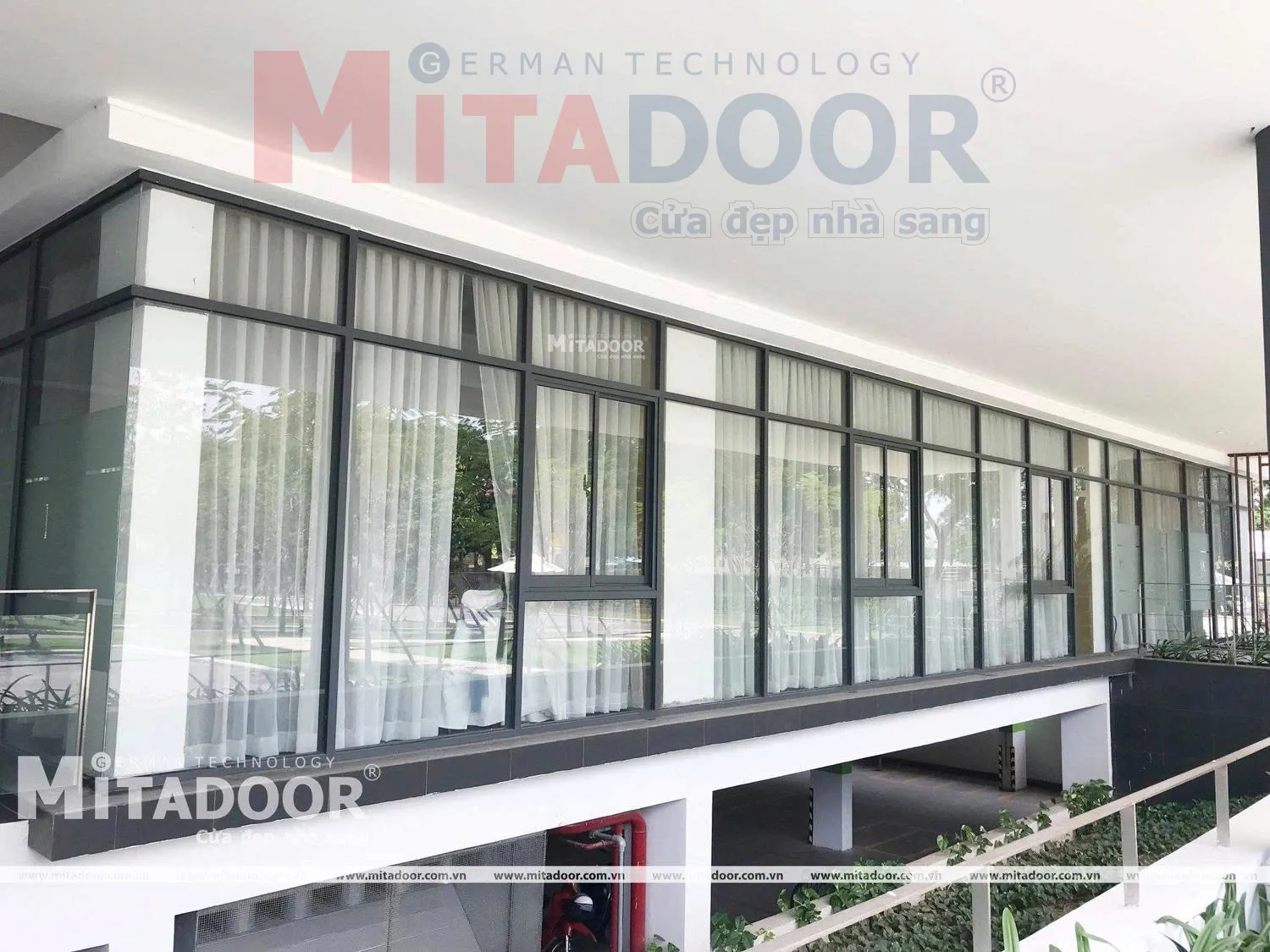 Thi c&ocirc;ng hệ thống v&aacute;ch k&iacute;nh cao cấp kết hợp hệ cửa sổ nh&ocirc;m k&iacute;nh gi&uacute;p tối ưu h&oacute;a &aacute;nh s&aacute;ng tự nhi&ecirc;n, mở rộng kh&ocirc;ng gian tầm nh&igrave;n v&agrave; n&acirc;ng tầm thẩm mỹ