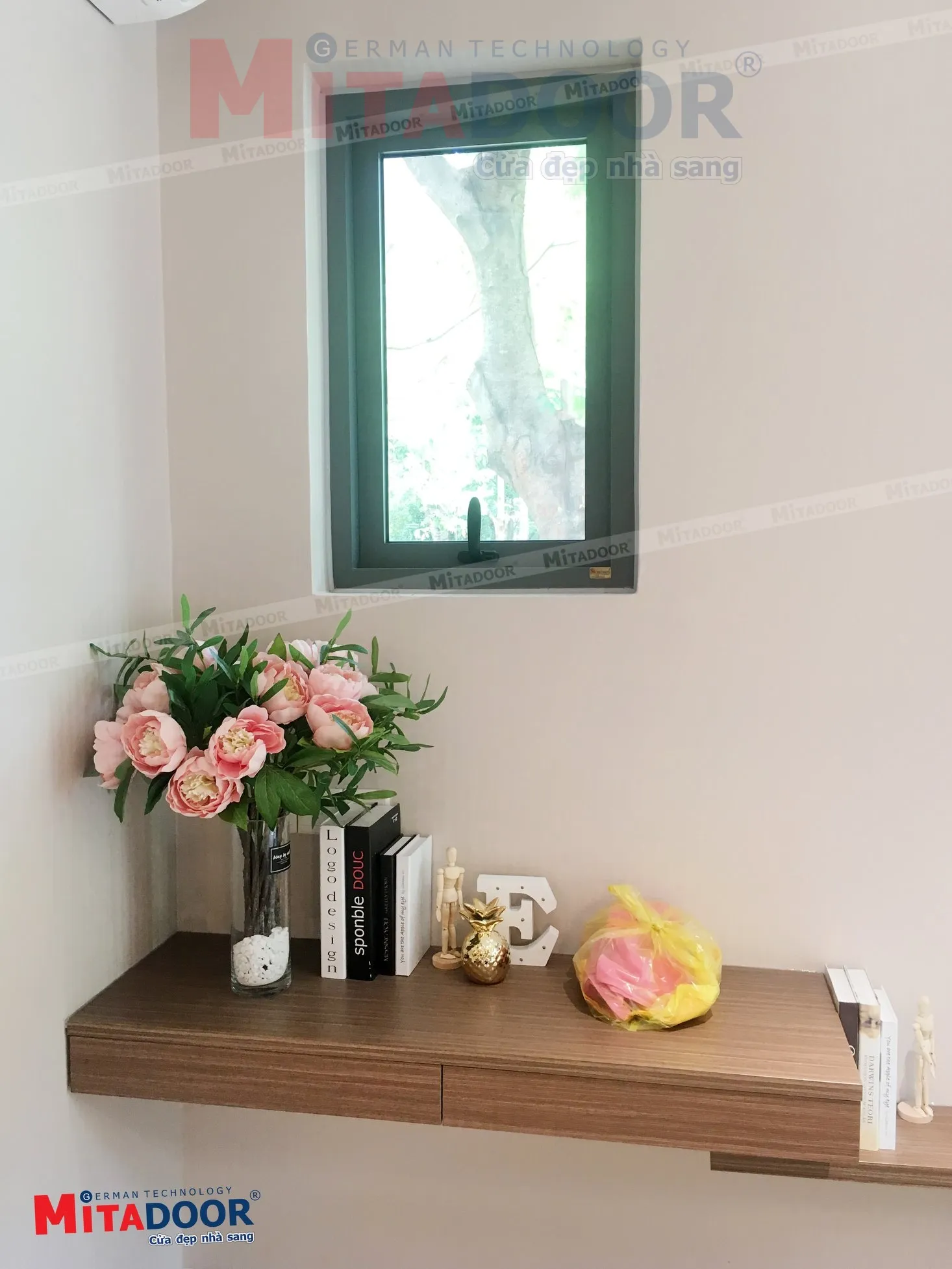 Cửa sổ mở hất Mitadoor c&oacute; thiết kế mở ra ngo&agrave;i, g&oacute;c mở tối đa l&ecirc;n đến 45 độ gi&uacute;p tăng cường khả năng th&ocirc;ng gi&oacute;, đồng thời tr&aacute;nh việc nước mưa tạt v&agrave;o trong khi mở cửa