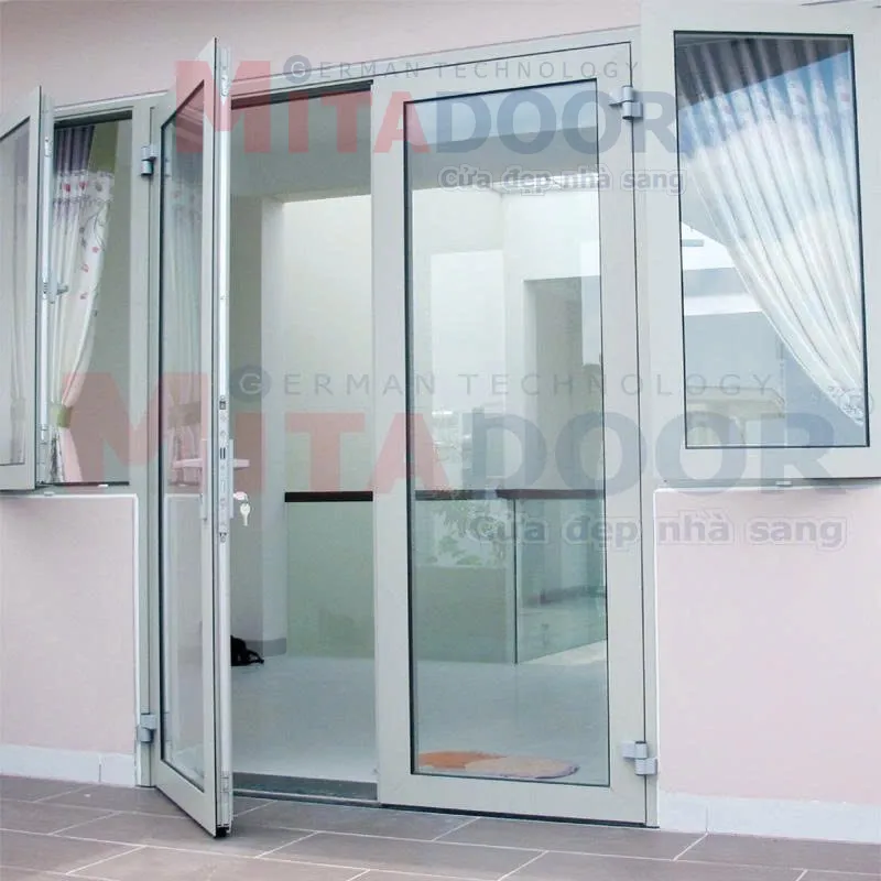 Cửa đi mở quay Mitadoor hiện đại, c&aacute;ch &acirc;m, c&aacute;ch nhiệt hiệu quả, mang lại kh&ocirc;ng gian sống y&ecirc;n tĩnh v&agrave; th&ocirc;ng tho&aacute;ng