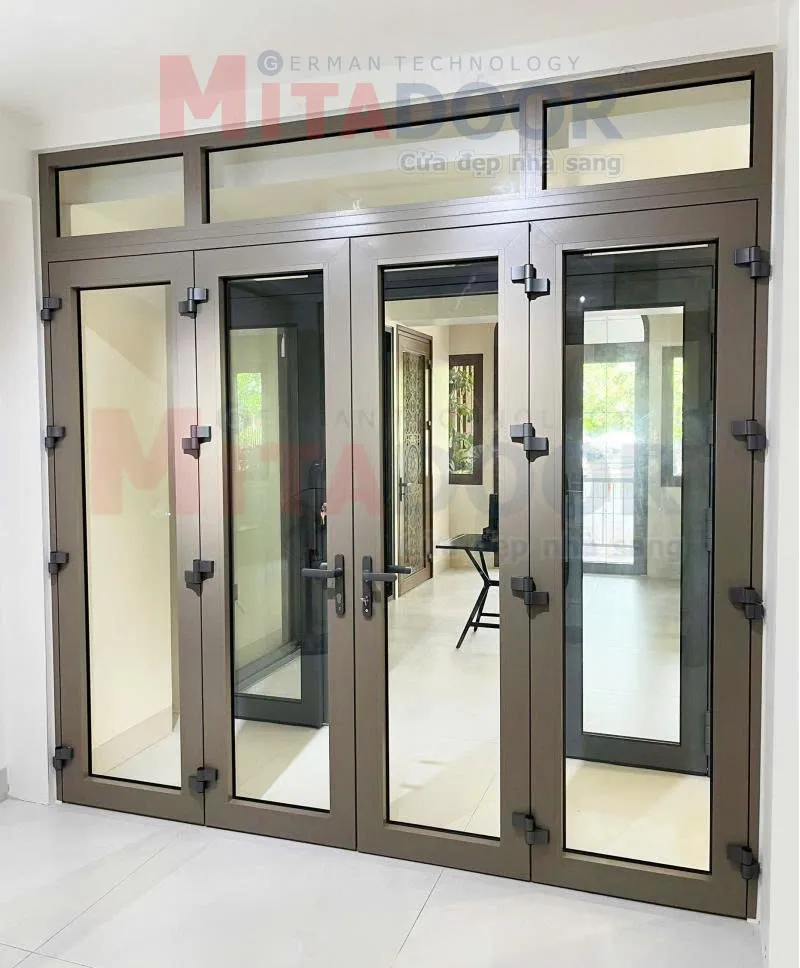Cửa đi mở quay hệ nh&ocirc;m Ch&acirc;u &Acirc;u ST68 Mitadoor sang trọng, thanh gia cường chịu lực của cửa được t&iacute;ch hợp b&ecirc;n trong profile hỗ trợ c&aacute;ch &acirc;m, c&aacute;ch nhiệt hiệu quả