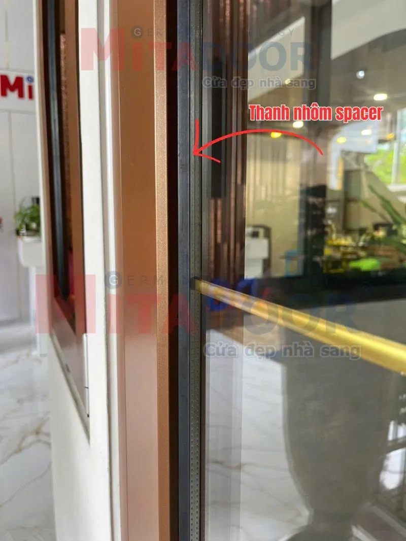 K&iacute;nh hộp c&aacute;ch &acirc;m Mitadoor gồm hai lớp k&iacute;nh song song được ngăn c&aacute;ch bởi thanh nh&ocirc;m Spacer