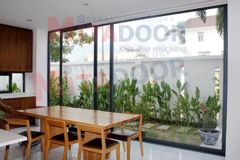Hệ gioăng cao su EPDM kết hợp với hệ k&iacute;nh chất lượng g&oacute;p phần gi&uacute;p cửa đi mở l&ugrave;a 2 ray ST95 c&oacute; khả năng ngăn chặn tiếng ồn từ b&ecirc;n ngo&agrave;i