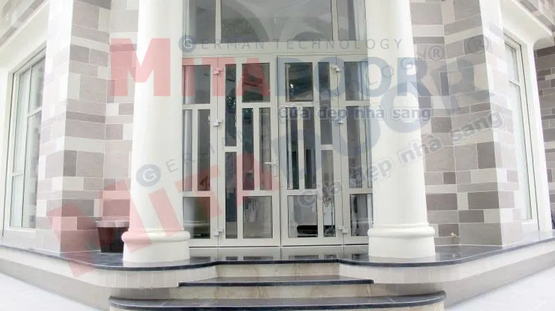 Cửa nh&ocirc;m k&iacute;nh Mitadoor cao cấp, sang trọng, c&aacute;ch &acirc;m, c&aacute;ch nhiệt v&agrave; chống thấm tốt, l&agrave; xu hướng được nhiều chủ đầu tư hiện nay lựa chọn