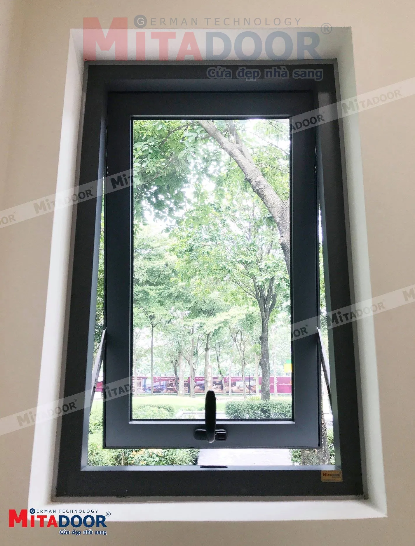 Cửa sổ mở hất c&oacute; thiết kế c&aacute;nh mở hất ra ngo&agrave;i gi&uacute;p hạn chế tối đa t&igrave;nh trạng nước mưa tạt v&agrave;o trong, sử dụng hệ phụ kiện đồng bộ gi&uacute;p n&acirc;ng cao sự an to&agrave;n, bảo vệ khỏi sự x&acirc;m nhập từ b&ecirc;n ngo&agrave;i