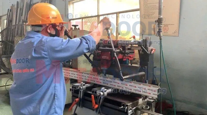 Cửa Mitadoor được sản xuất trực tiếp tại nh&agrave; m&aacute;y chuy&ecirc;n nghiệp, sử dụng m&aacute;y m&oacute;c hiện đại, đảm bảo chất lượng sản phẩm