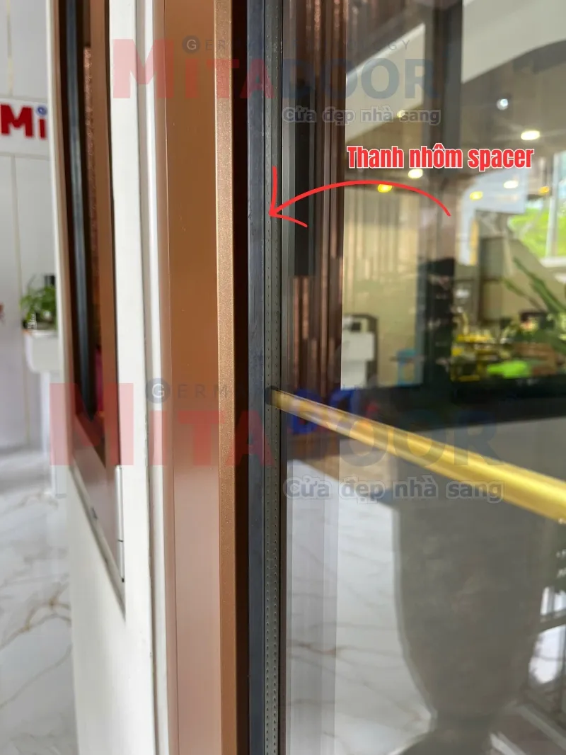 K&iacute;nh hộp c&aacute;ch &acirc;m Mitadoor gồm hai lớp k&iacute;nh song song được ngăn c&aacute;ch bởi thanh nh&ocirc;m Spacer