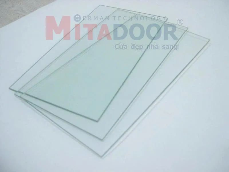 Kính đơn thường Mitadoor sản xuất nhanh, giá thành rẻ, gia công khoan cắt dễ dàng