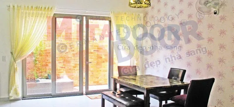Cửa đi mở l&ugrave;a - hệ nh&ocirc;m Ch&acirc;u &Acirc;u ST95 3 c&aacute;nh tinh tế, tối ưu diện t&iacute;ch