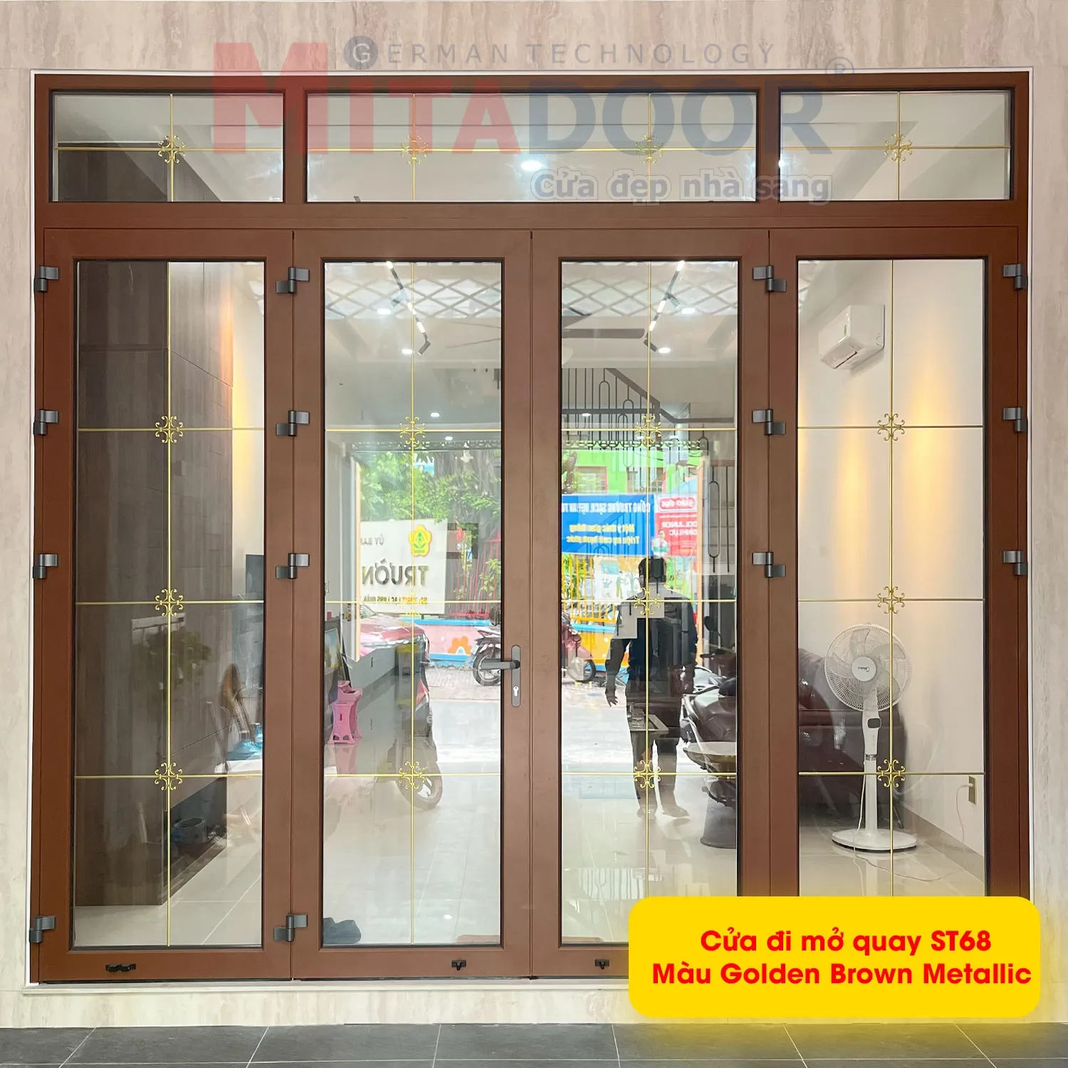Cửa đi mở quay ST68 sơn tĩnh điện m&agrave;u Golden Brown Metallic mang lại vẻ đẹp sang trọng, đẳng cấp cho mặt tiền ng&ocirc;i nh&agrave;
