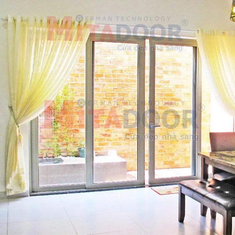 Cửa đi mở l&ugrave;a - hệ nh&ocirc;m Ch&acirc;u &Acirc;u ST95 với 3 ray thiết kế tinh tế, tối ưu diện t&iacute;ch