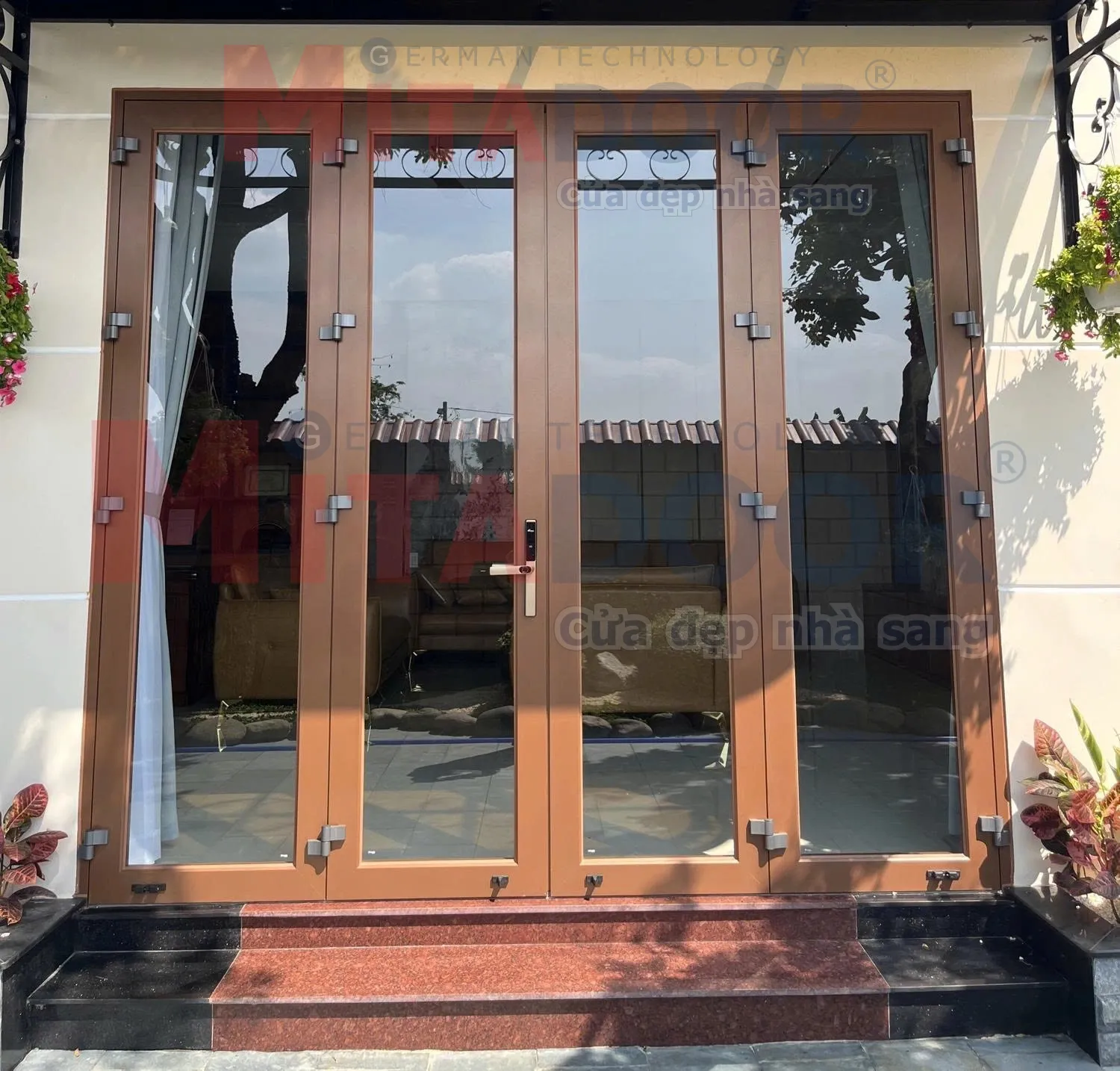Giữ thói quen ra ngoài luôn đóng cửa giúp ngăn chặn tình trạng nước mưa tạt vào nhà và bảo vệ cửa không bị va đập, nứt vỡ do áp lực gió giật mạnh bất ngờ