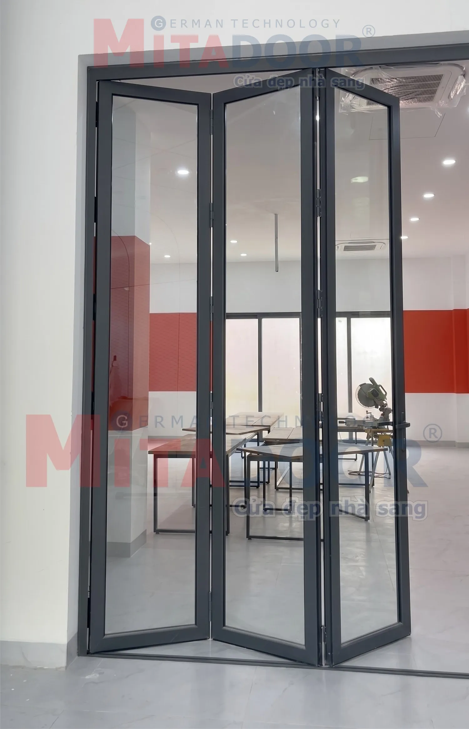 Cửa nh&ocirc;m k&iacute;nh ngăn ph&ograve;ng dạng xếp trượt gi&uacute;p tiết kiệm diện t&iacute;ch, tạo sự th&ocirc;ng tho&aacute;ng cho kh&ocirc;ng gian
