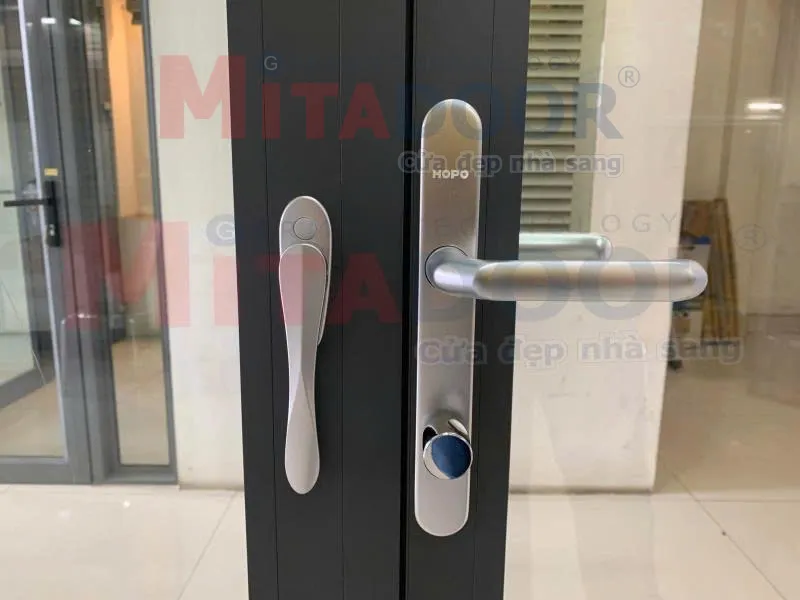 Tay kh&oacute;a cửa đi xếp trượt của Mitadoor ch&iacute;nh h&atilde;ng, chất lượng