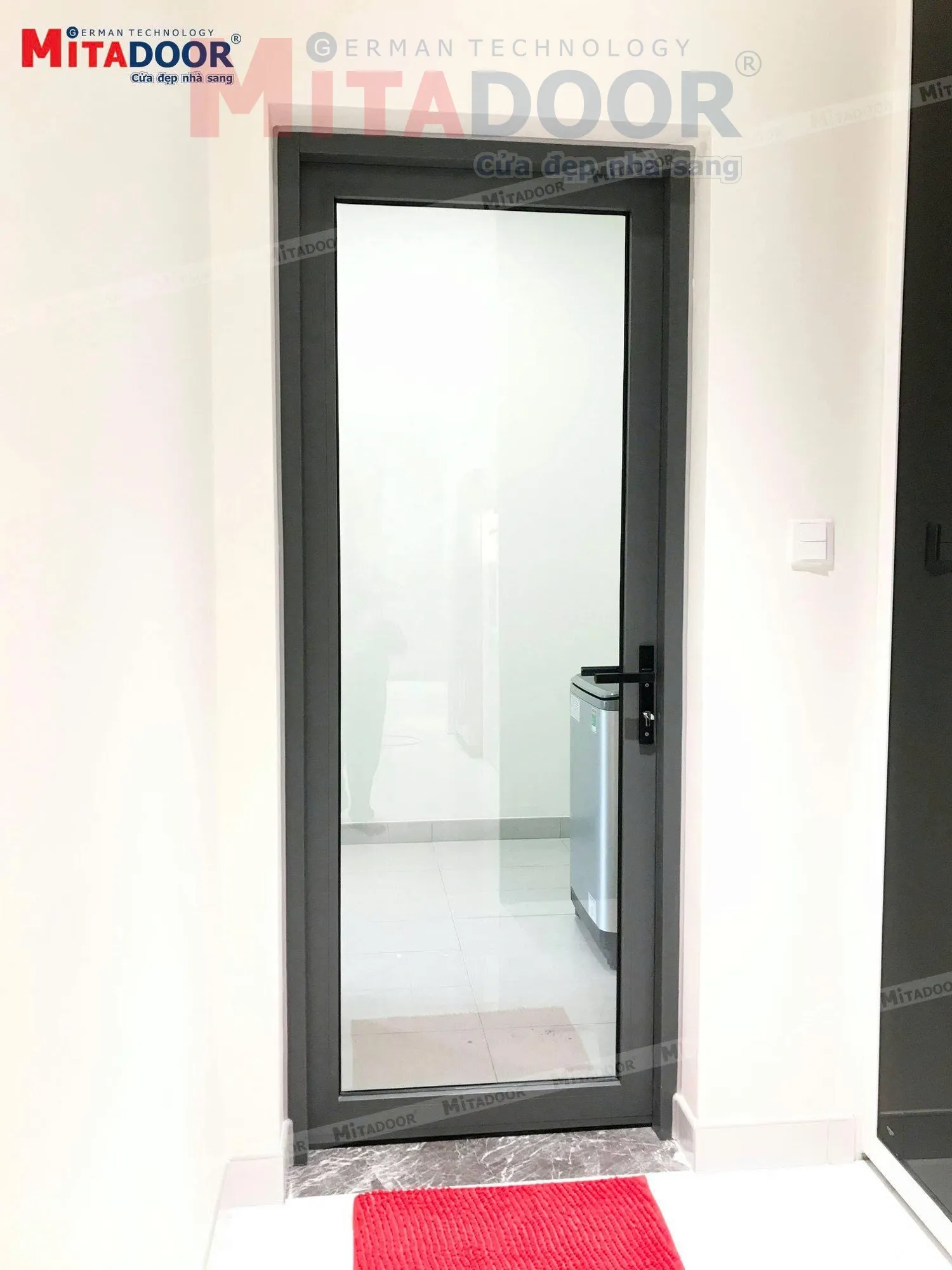 Cửa đi mở quay 1 c&aacute;nh ph&ugrave; hợp với kh&ocirc;ng gian ph&ograve;ng ngủ c&oacute; diện t&iacute;ch hạn chế