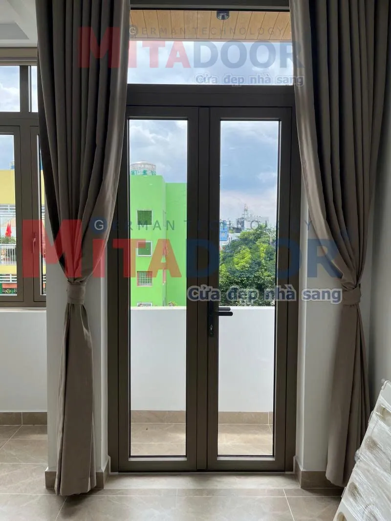 Cửa đi mở quay hệ nh&ocirc;m Mitadoor cao cấp 2 c&aacute;nh m&agrave;u Champagne Gold sang trọng, vận h&agrave;nh &ecirc;m &aacute;i c&ugrave;ng khả năng c&aacute;ch &acirc;m v&agrave; c&aacute;ch nhiệt tốt