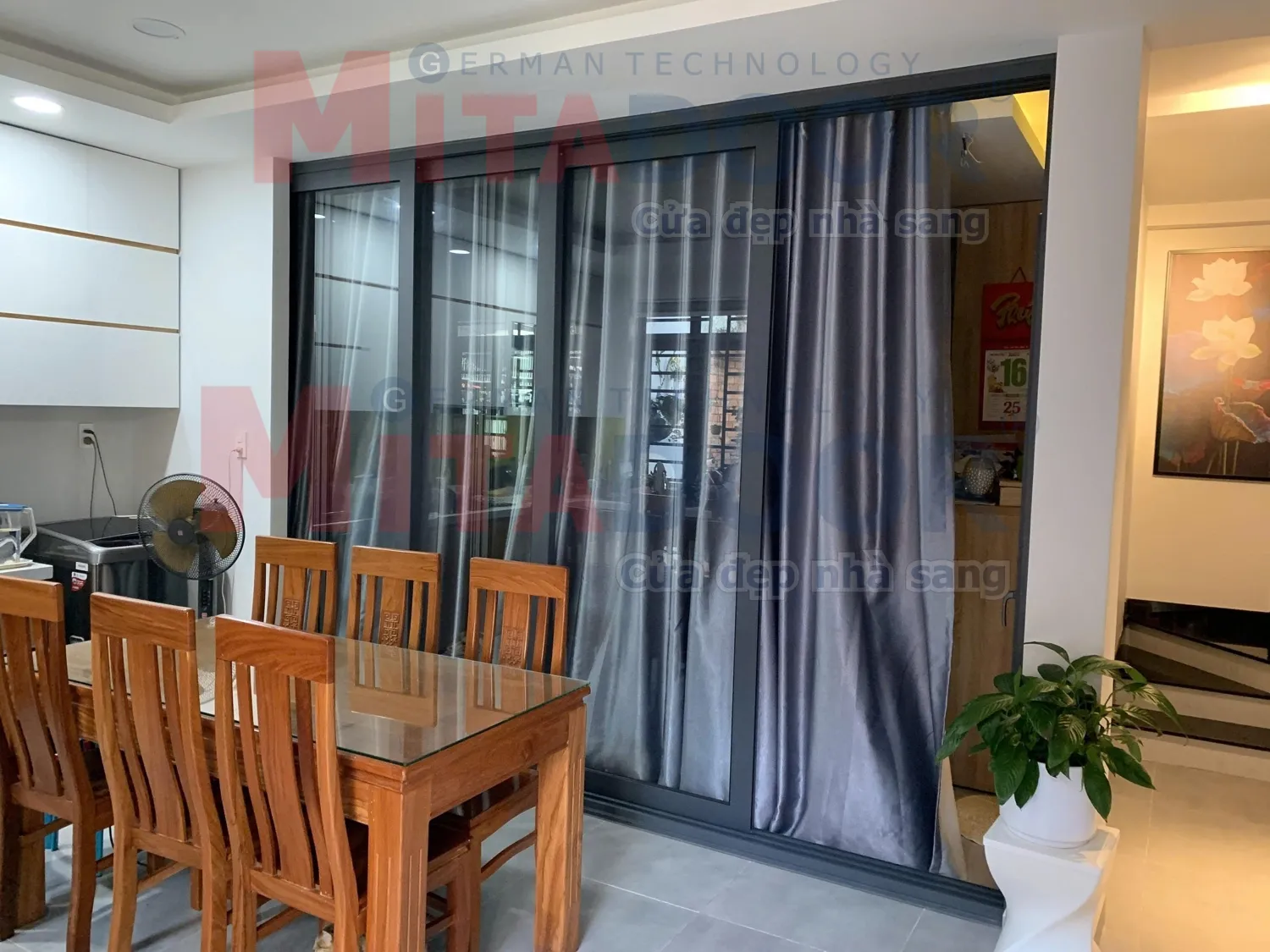 Cửa nh&ocirc;m k&iacute;nh Mitadoor ngăn c&aacute;ch khu vực ph&ograve;ng ngủ v&agrave; bếp, đảm bảo thẩm mỹ, tiện nghi