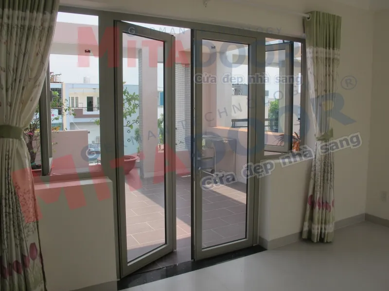 Cửa nh&ocirc;m k&iacute;nh mở quay cao cấp Mitadoor vận h&agrave;nh nhẹ nh&agrave;ng, linh hoạt