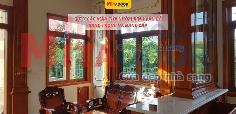 Cửa nh&ocirc;m k&iacute;nh v&acirc;n gỗ hiện l&agrave; sản phẩm được nhiều chủ đầu tư ưa chuộng bởi mang lại vẻ đẹp gần gũi, sang trọng v&agrave; đẳng cấp