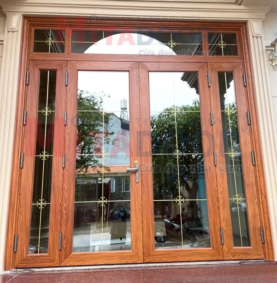 Cửa nh&ocirc;m k&iacute;nh v&acirc;n gỗ 4 c&aacute;nh sang trọng, ph&ugrave; hợp c&aacute;c c&ocirc;ng tr&igrave;nh biệt thự, nh&agrave; phố