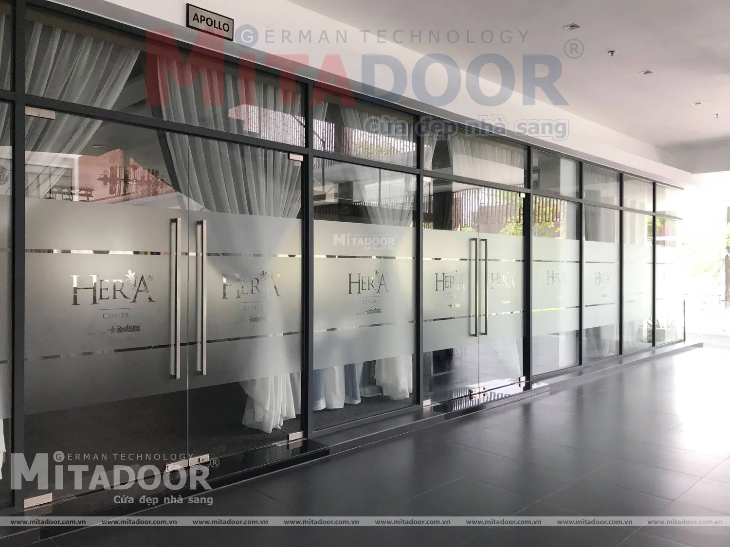 Lắp đặt hệ thống cửa k&iacute;nh d&agrave;nh cho văn ph&ograve;ng gi&uacute;p kiến tạo diện mạo đẳng cấp, cửa vận h&agrave;nh si&ecirc;u &ecirc;m &aacute;i, chịu lực tốt