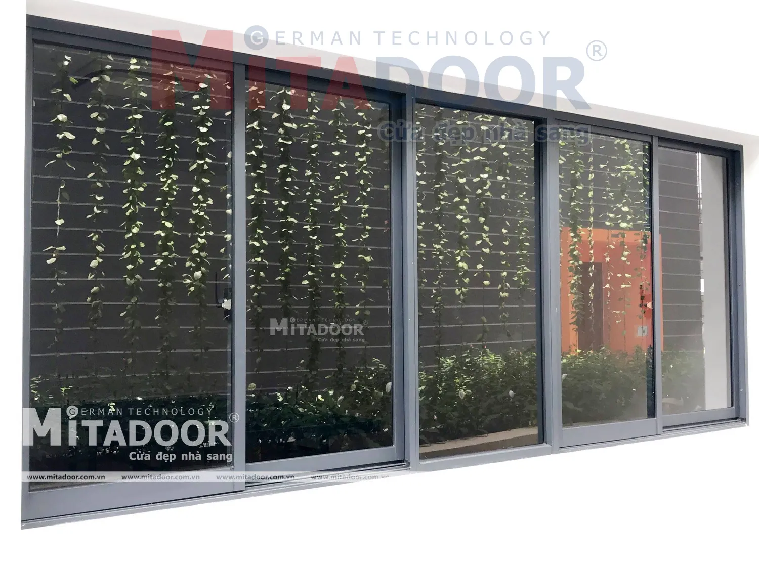 Hệ cửa sổ l&ugrave;a nh&ocirc;m k&iacute;nh trong suốt Mitadoor kiến tạo kh&ocirc;ng gian th&ocirc;ng tho&aacute;ng v&agrave; hiện đại, chủ đầu tư c&oacute; thể thay thế bằng k&iacute;nh mờ ở c&aacute;c khu vực cần t&iacute;nh ri&ecirc;ng tư hơn