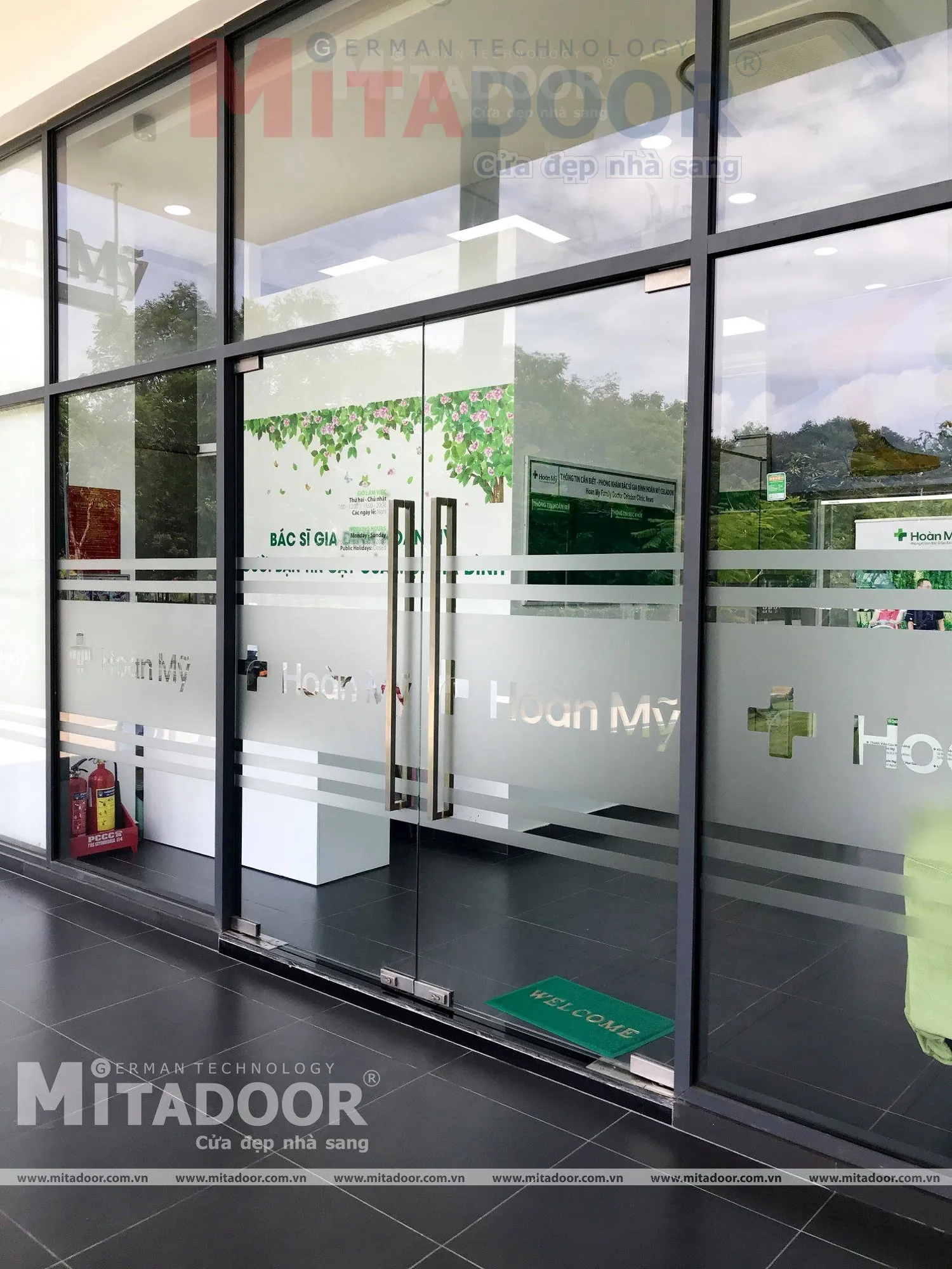 Cửa k&iacute;nh bản lề s&agrave;n Mitadoor