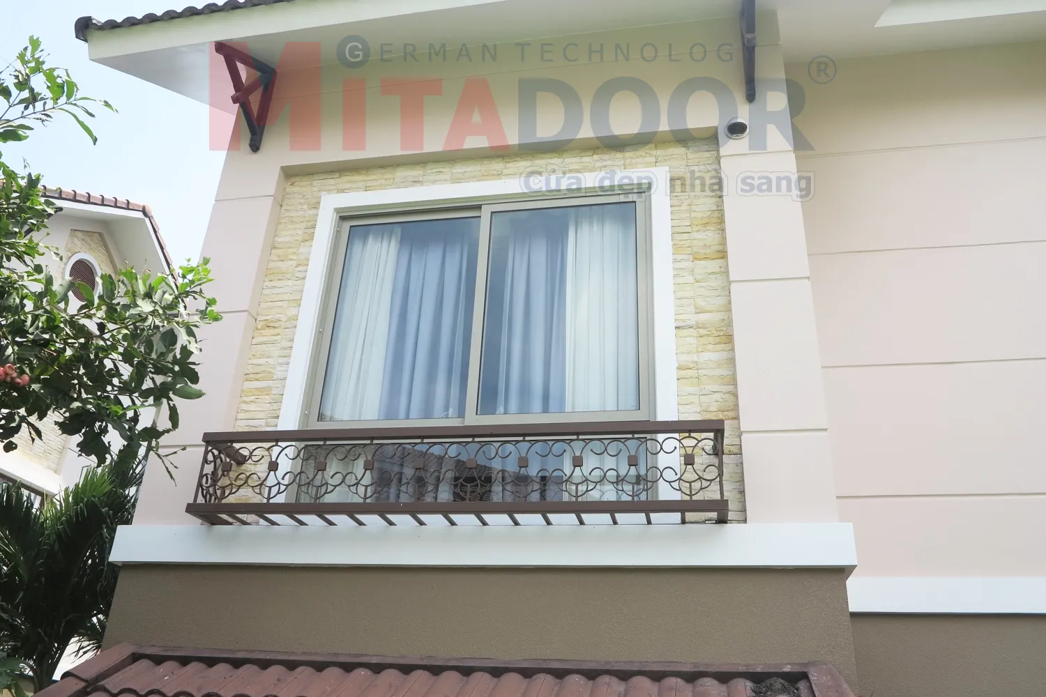 Cửa sổ mở l&ugrave;a 2 c&aacute;nh thiết tế tinh tế, bền m&agrave;u