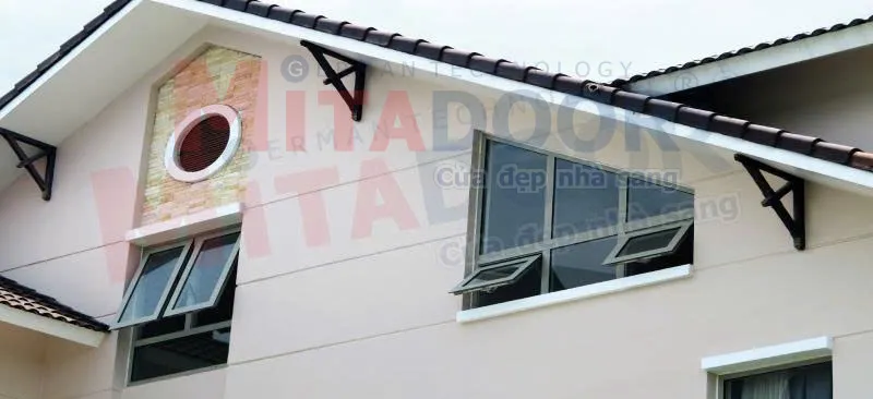 Cửa sổ mở hất hệ nh&ocirc;m Mitadoor cao cấp bền m&agrave;u theo năm th&aacute;ng