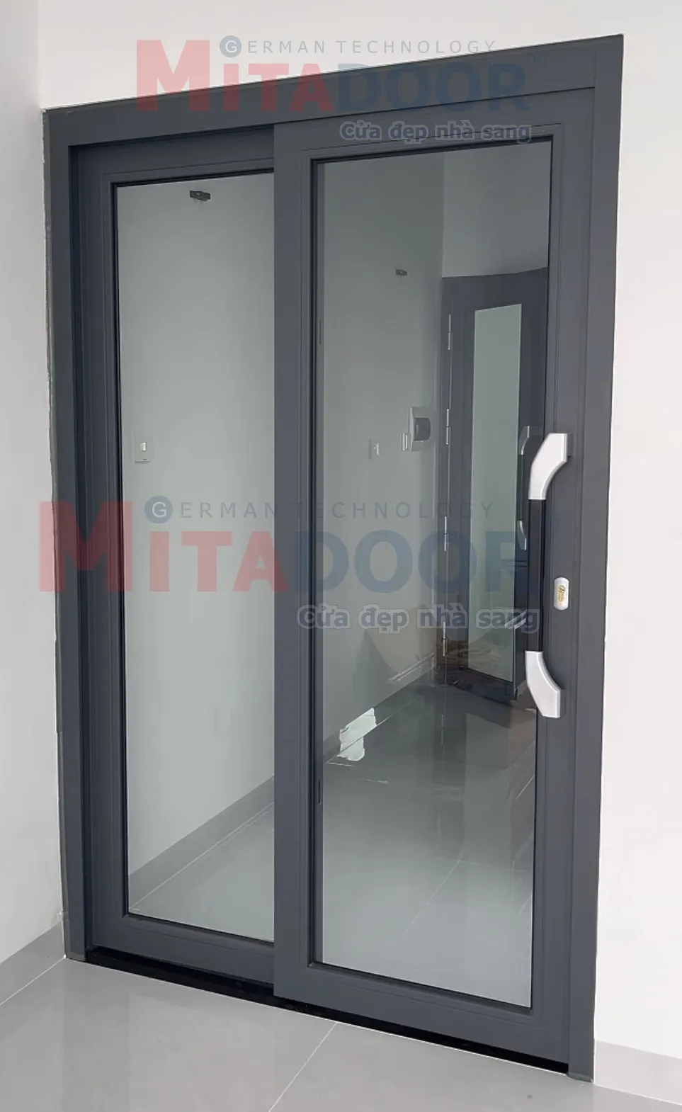 Cửa trượt quay nh&ocirc;m k&iacute;nh Mitadoor 2 c&aacute;nh tiện nghi, vận h&agrave;nh dễ d&agrave;ng