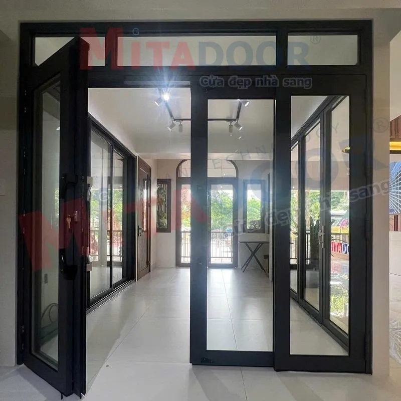 Cửa đi mở quay - Hệ trượt quay Mitadoor 4 cánh có khả năng mở rộng diện tích lối đi, tạo ra sự kết nối liền mạch giữa các không gian