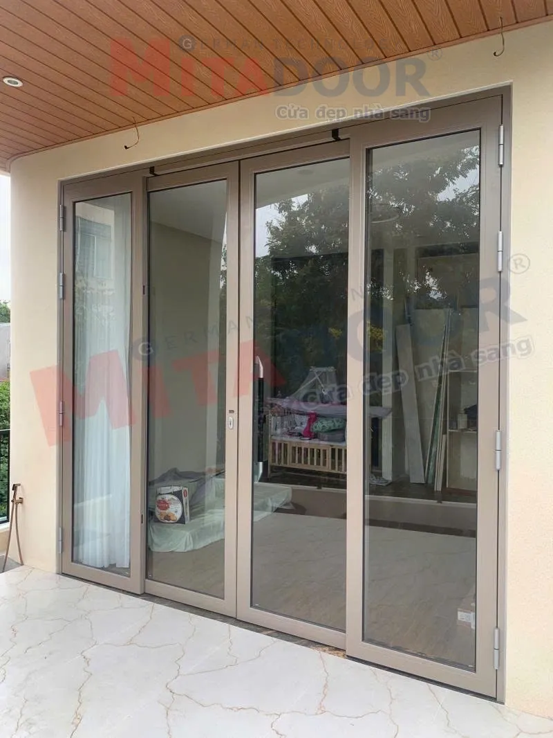 Hệ cửa trượt quay của Mitadoor thiết kế tinh gọn, mở rộng không gian, với lớp sơn tĩnh điện đều màu giúp chống phai màu, chống oxy hóa vượt trội
