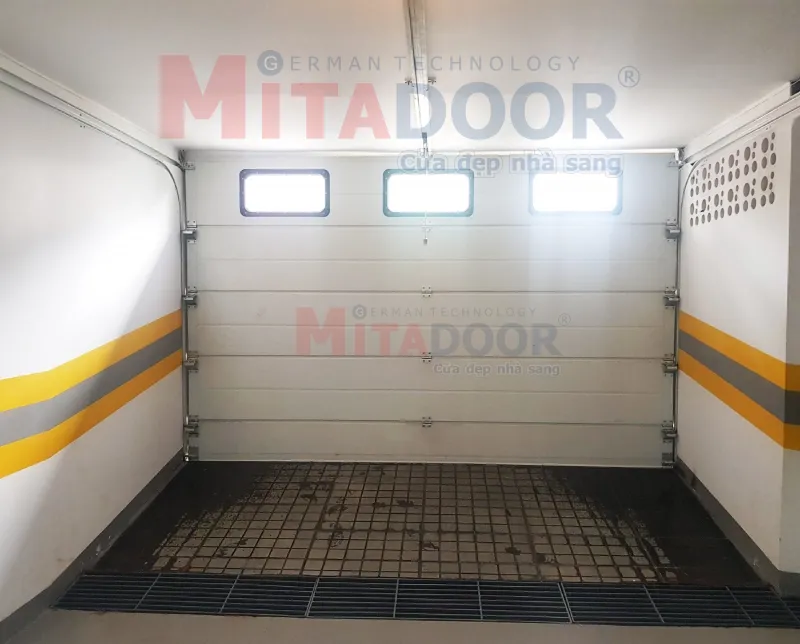 Mẫu cửa trượt trần ti&ecirc;u chuẩn c&oacute; &ocirc; lấy s&aacute;ng Mitadoor