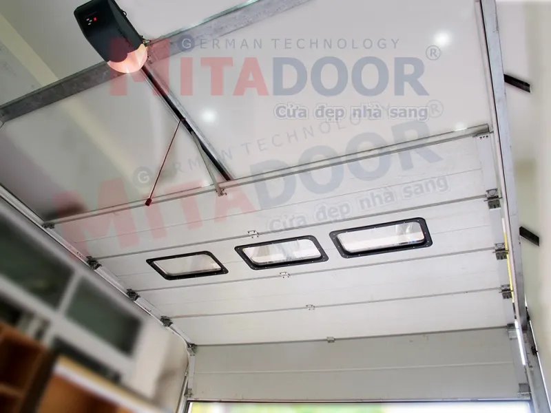 Công trình cửa trượt trần Mitadoor Garage công nghệ Đức có ô sáng