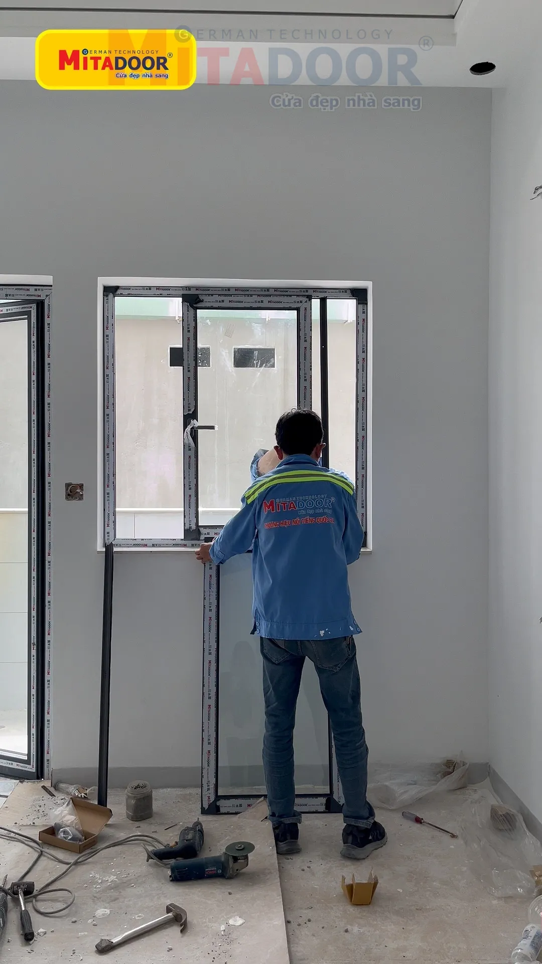 Thợ lắp đặt cửa sổ nh&ocirc;m k&iacute;nh Mitadoor tại c&ocirc;ng tr&igrave;nh thực tế