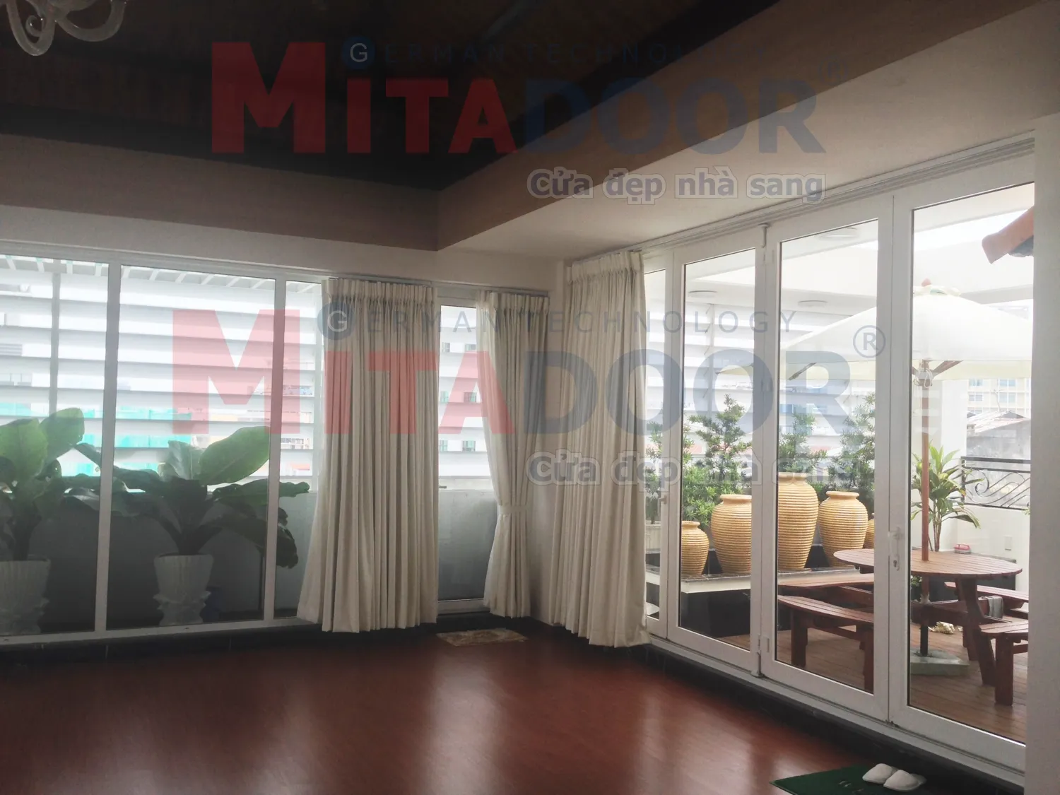 Gi&aacute; cửa nh&ocirc;m k&iacute;nh loại thường nhưng chất lượng kh&ocirc;ng thường - Cửa đi xếp trượt Mitadoor l&agrave; minh chứng điển h&igrave;nh cho nhận định n&agrave;y